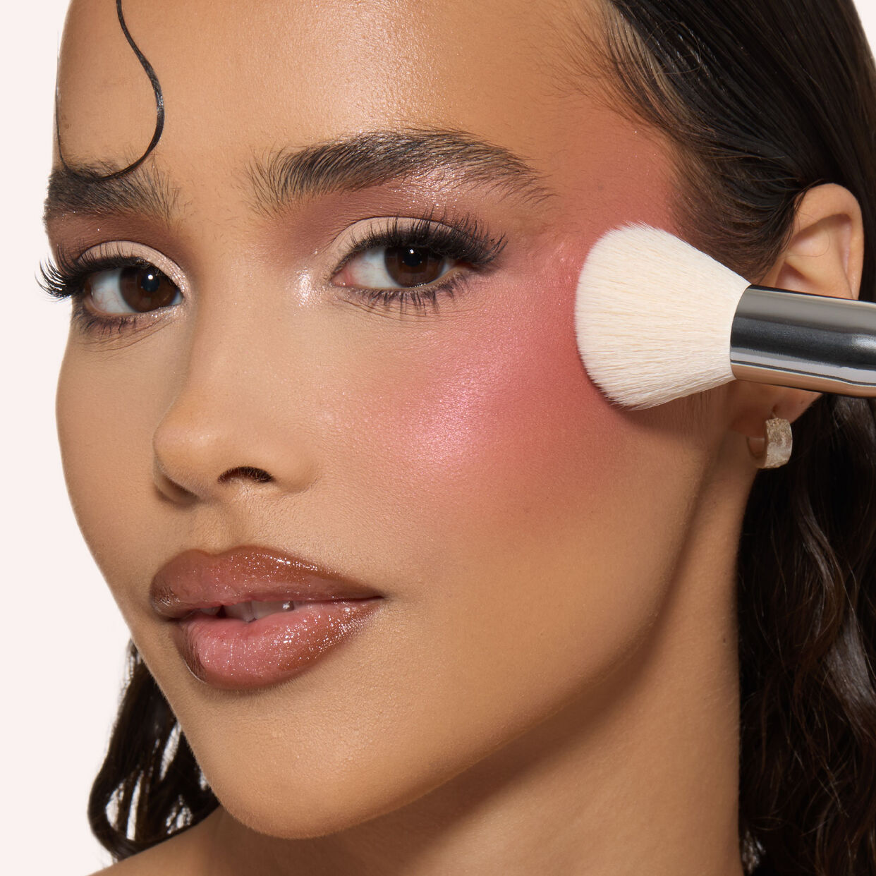 Huda Beauty - Diffusing Cheek Brush